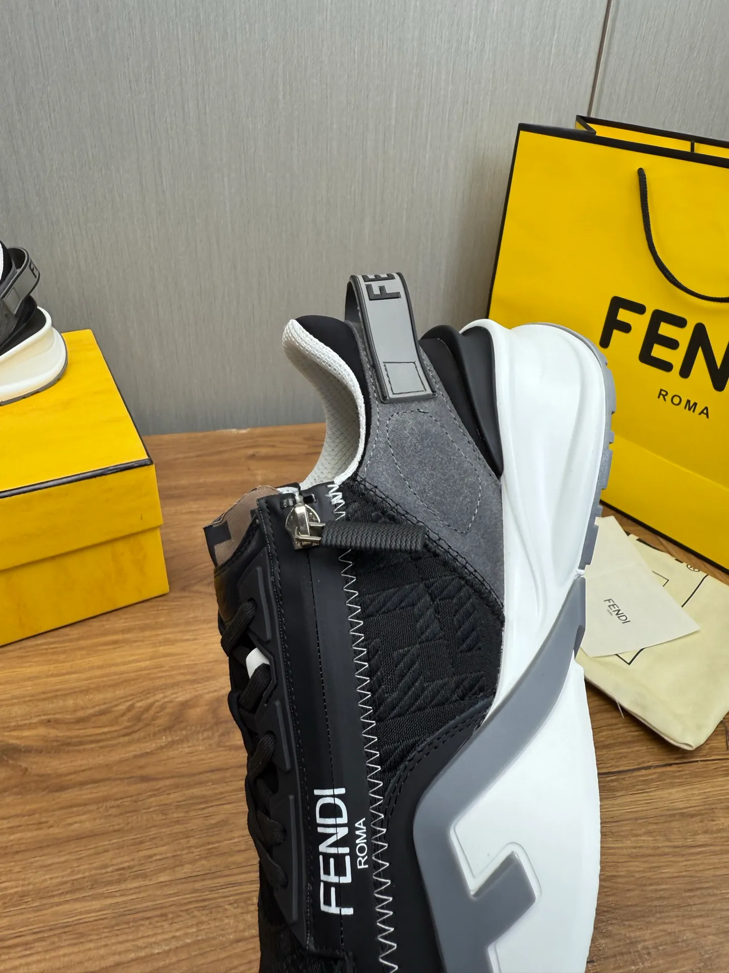 Men's shoes 💰540💰 Fendi [Fendi] hot style is on the market 🔥Fashionable casual men's shoes 🔱 Made of original brand fly knit fabric. Original cowhide + breathable mesh lining + sheepskin feet, perfect shape, top quality, you deserve it 🔜Original rubber outsole, ultra-light, non-slip and wear-resistant 👣 Standard size 38-44